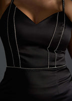 Rochie SIA Femme Fatale neagră asimetrică, top mulat cu bretele subțiri și strasuri elegante pe bust și talie