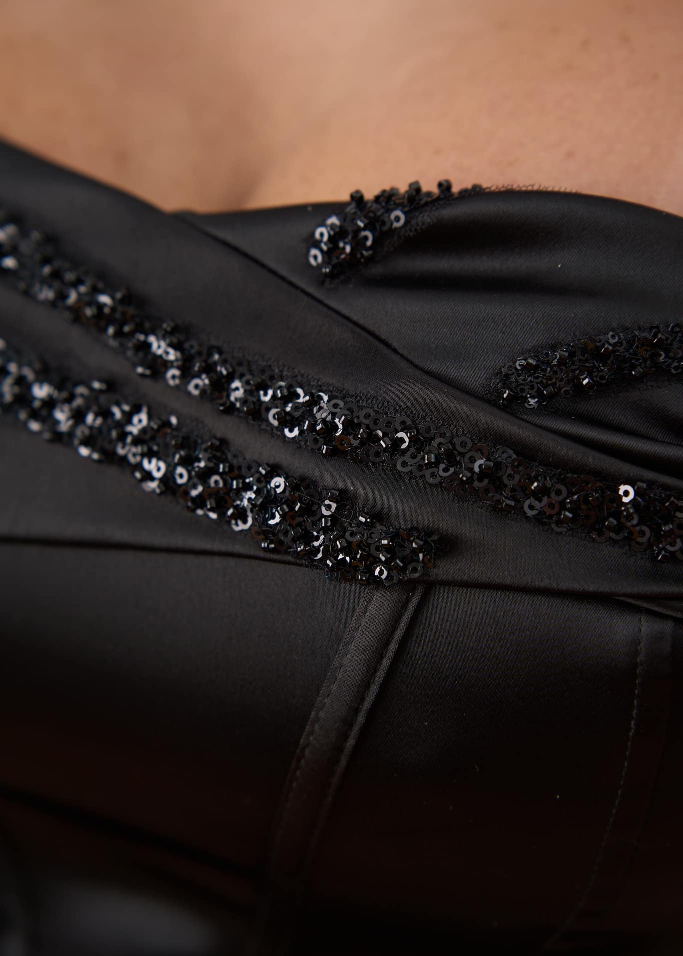 Rochie Rebeca - Rochie elegantă de seară din satin negru Sia House pentru femei elegante