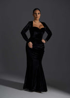 Alt Tag: Rochie Velvet Noir din catifea lunga, neagra, croi sirena cu decolteu inima, rochie eleganta de seara