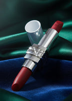 Ruj Iconic Dior Rouge Dior roșu intens, ruj de lux pe material satinat verde și albastru, machiaj premium buze
