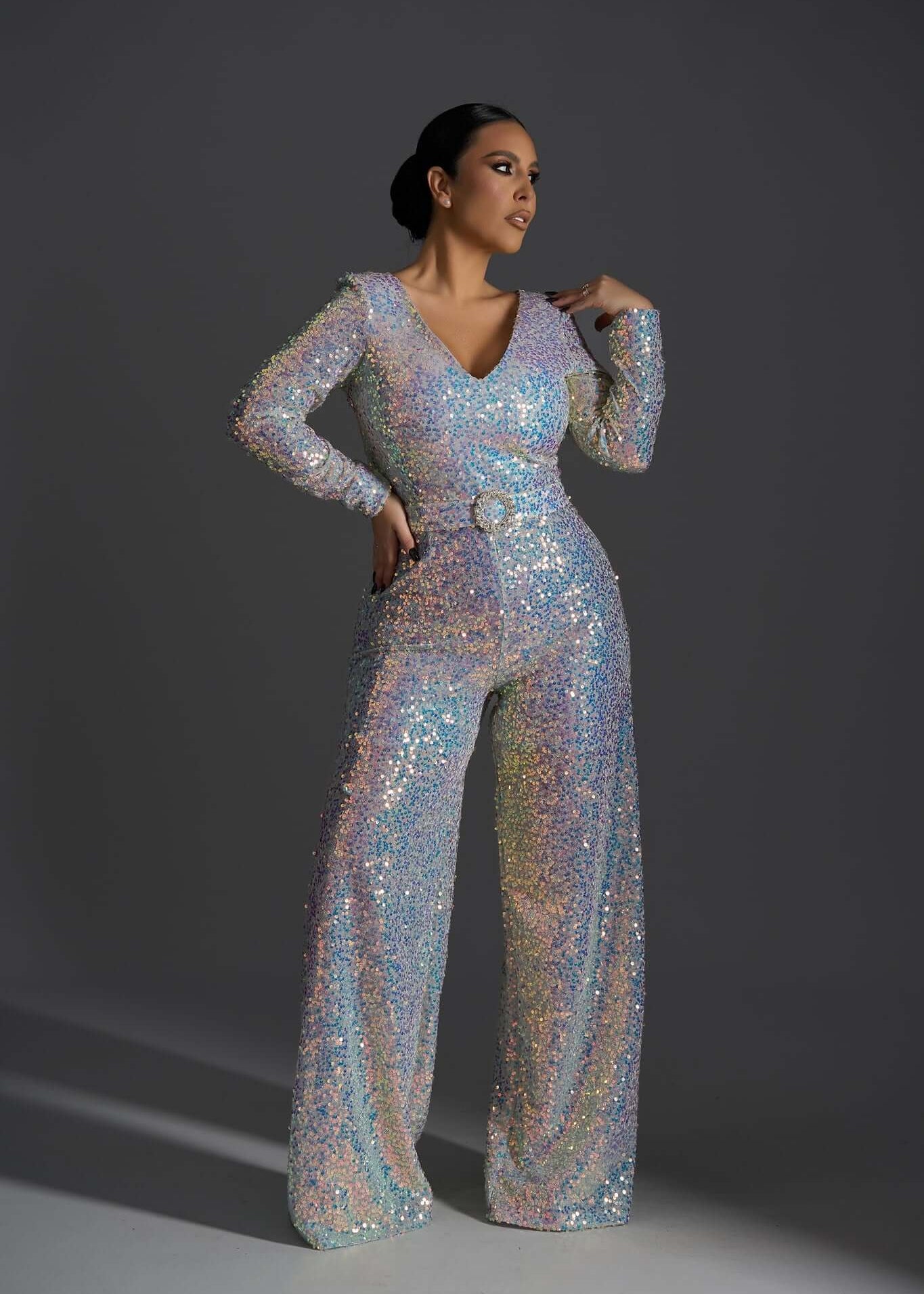 Salopeta SIA Cosmic Spark, salopetă elegantă cu paiete multicolore irizate pentru ținute de seară și ocazii speciale