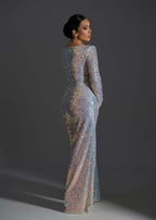 Salopeta SIA Cosmic Spark, salopetă lungă elegantă cu paiete multicolore, vedere din spate pe fundal gri închis