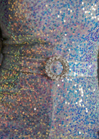 Salopeta SIA Cosmic Spark cu paiete multicolore și detaliu metalic rotund în talie, vedere de aproape