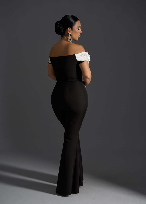 Salopeta eleganta SIA off-shoulder neagra Loyal Mistress, vedere din spate, model imbracat in salopeta lunga de seara