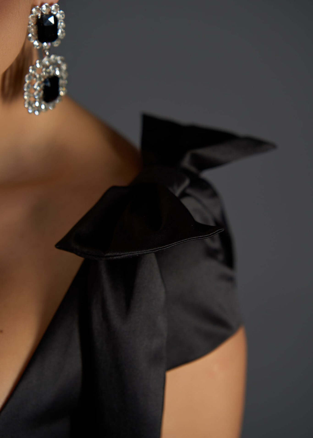 Salopeta Stiletto Kiss elegantă din tafta neagră - Sia House Sia House pentru femei elegante