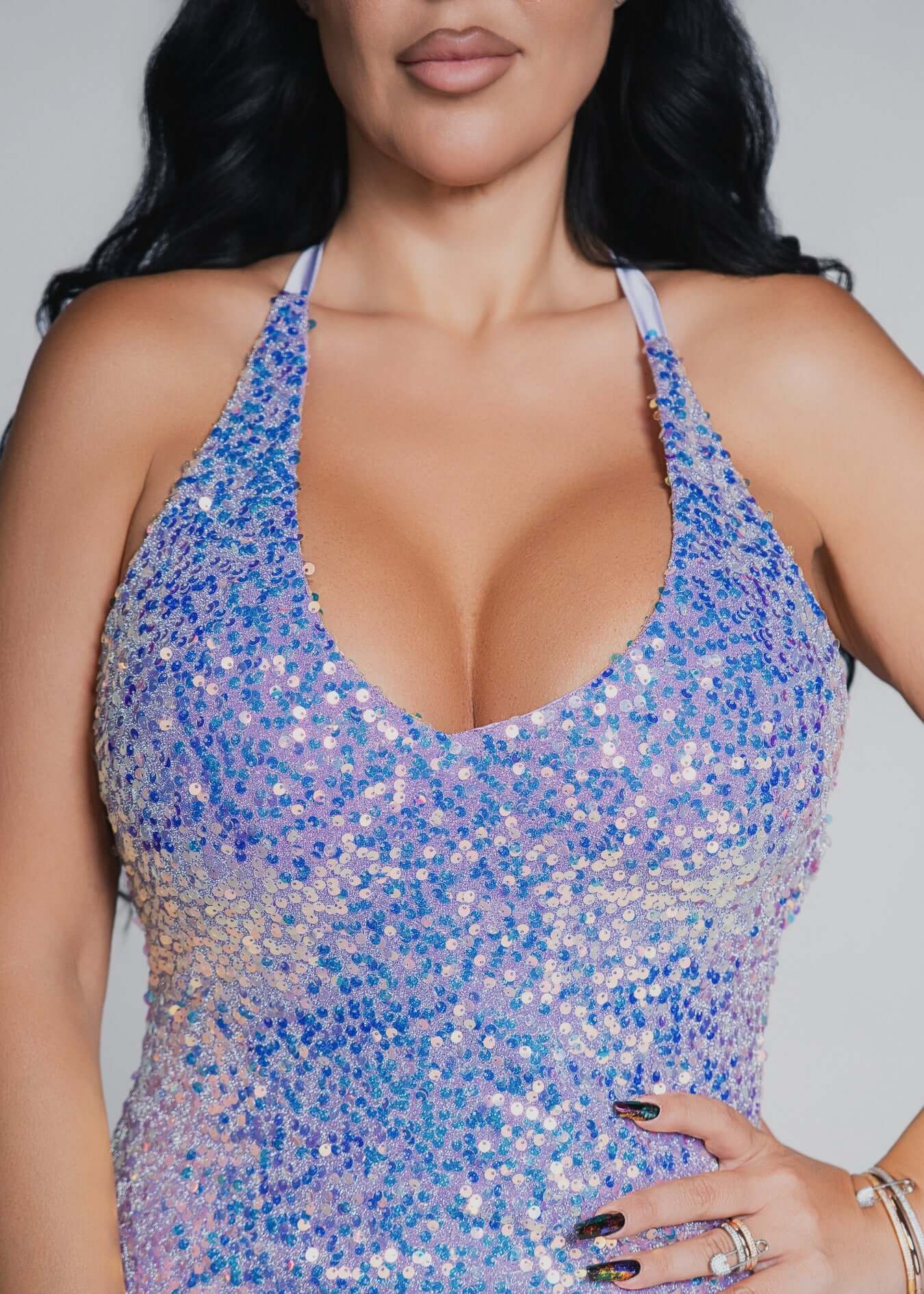 Alt Tag: Rochie Bling Siren tip sirenă cu paiete multicolore rainbow, decolteu adânc, strălucitoare, pentru evenimente