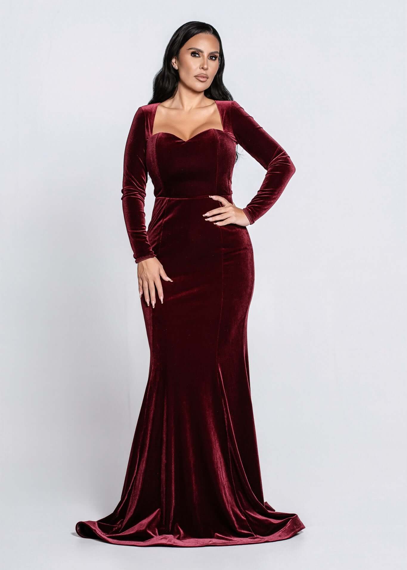 Alt Tag: Rochie lungă din catifea Velvet Noir bordo, croi sirenă, decolteu inimă, mâneci lungi, ținută elegantă de seară