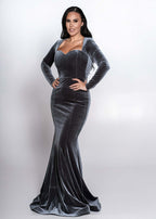 Alt Tag: Rochie Velvet Noir din catifea lungă, croi sirenă, decolteu inimă, gri închis, ținută elegantă de seară