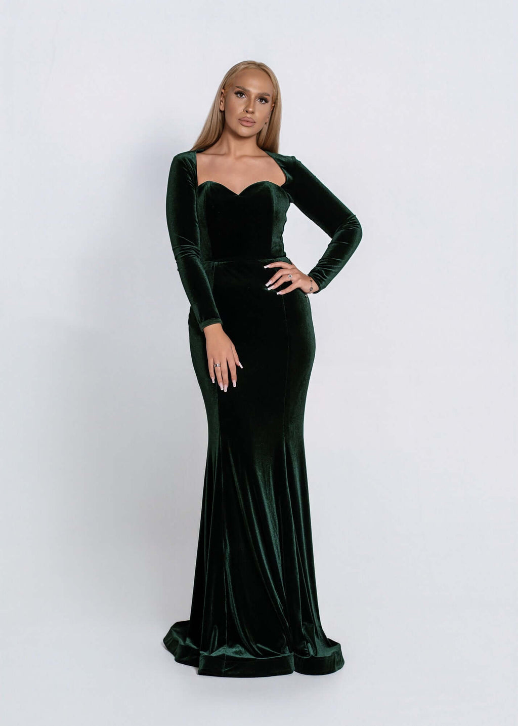 Alt Tag: Rochie Velvet Noir din catifea lungă, croi sirenă, decolteu inimă, elegantă, pentru evenimente speciale