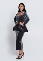 Rochie SIA Velvet Sinner midi din catifea gri, croială tip creion sculptată, purtată elegant cu pantofi cu toc