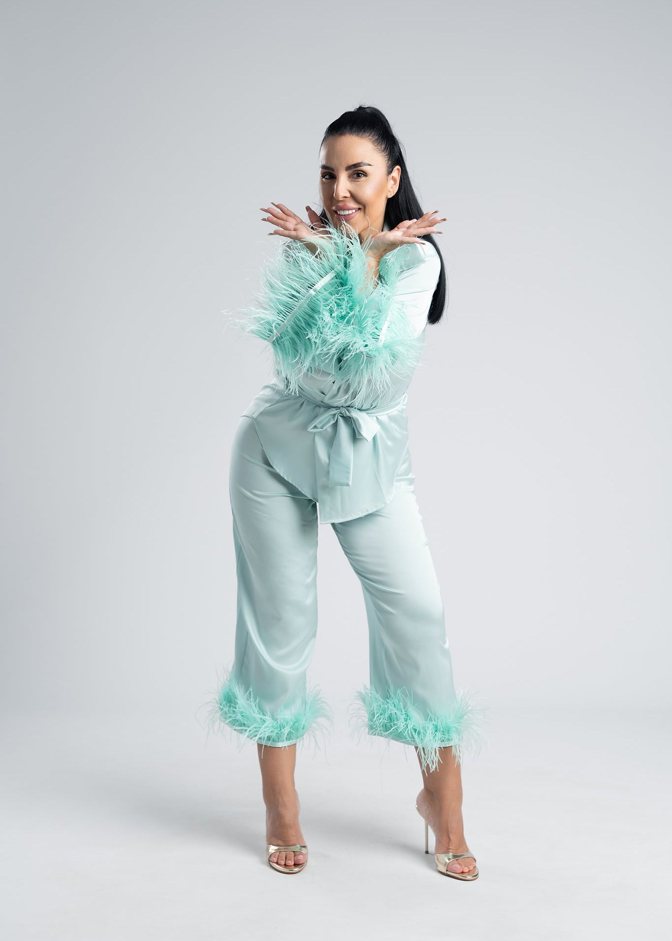 Costum satin mătase cu pene Zeyna Imagine principală a produsului